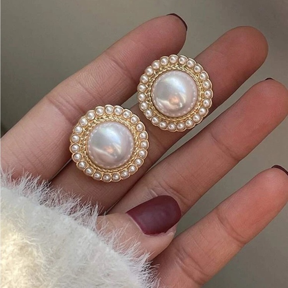 Women's Faux Pearl Decor Stud Earrings - Picture 1 of 4